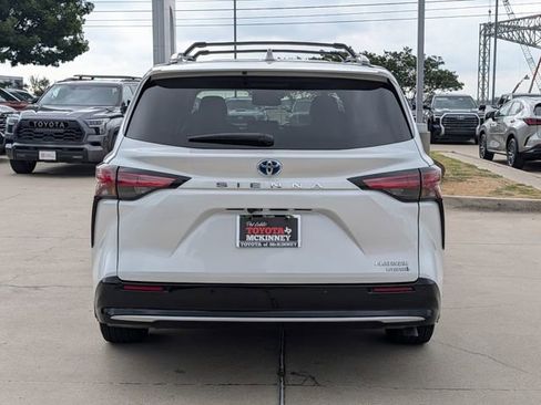 Used 2024 Toyota Sienna Platinum FWD image 7