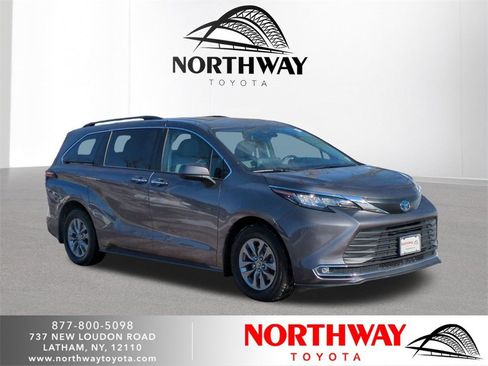Used 2022 Toyota Sienna XLE image 1