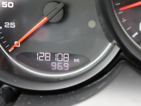 Used 2016 Porsche Cayenne Platinum Edition image 29