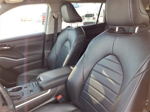 Used 2022 Toyota Highlander XLE image 15