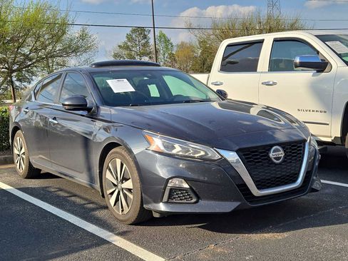 Used 2022 Nissan Altima 2.5 SV w/ SV Premium Package image 1