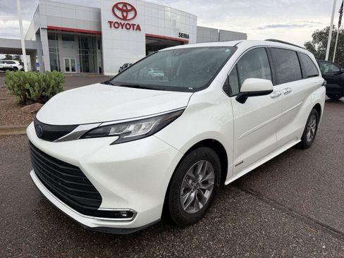 Used 2021 Toyota Sienna XLE w/ XLE Plus Package FWD image 1