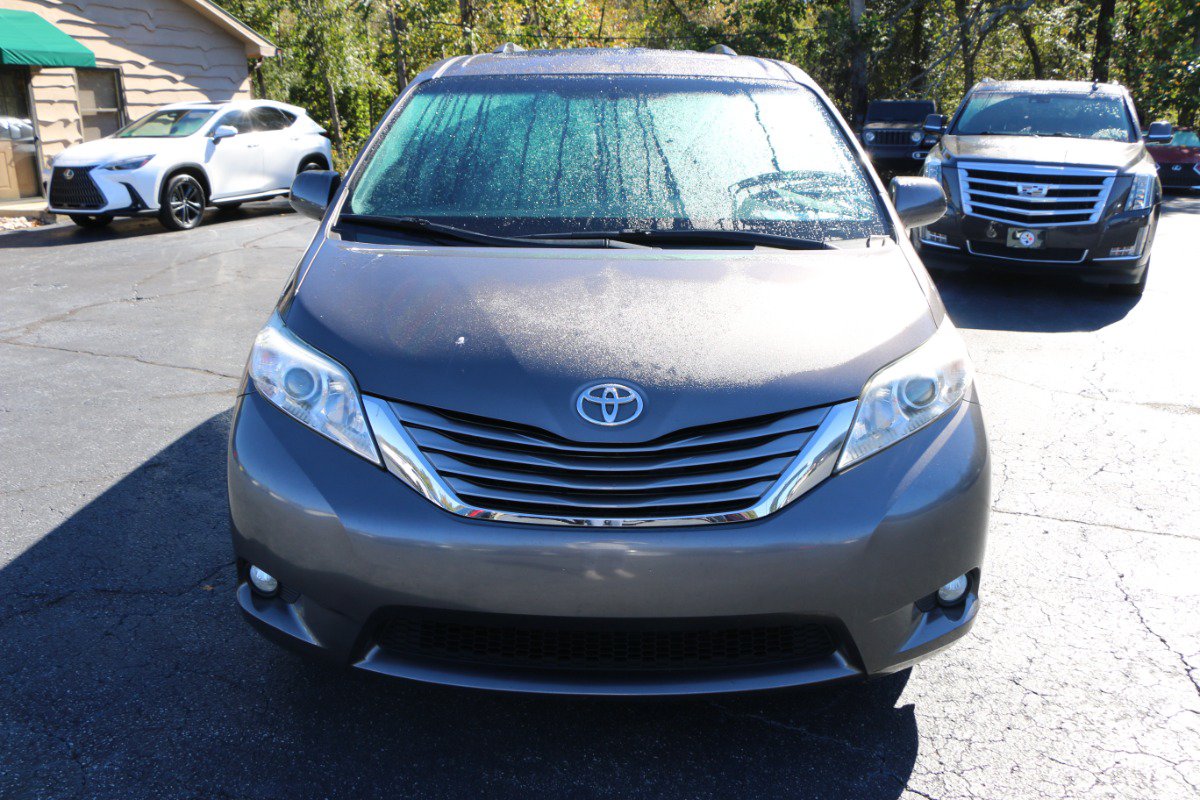 Used 2015 Toyota Sienna XLE w/ XLE Navigation Package FWD image 11
