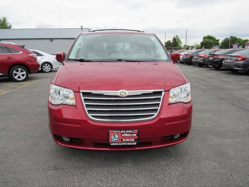 Used 2010 Chrysler Town & Country Touring FWD image 9