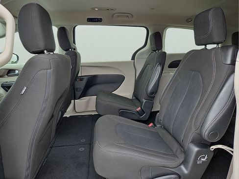Used 2023 Chrysler Voyager LX FWD image 11