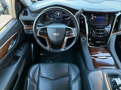 Used 2019 Cadillac Escalade Luxury image 17