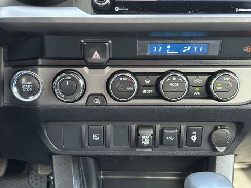 Used 2022 Toyota Tacoma TRD Off-Road image 32