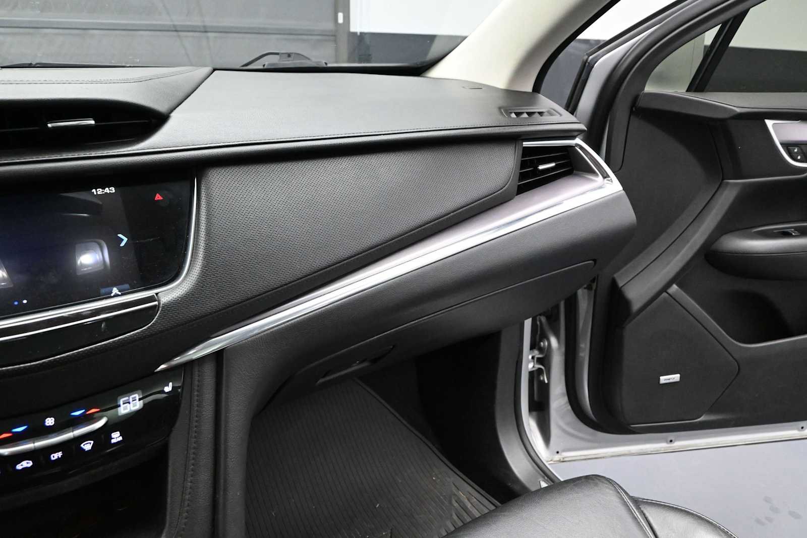 Used 2017 Cadillac XT5 Luxury w/ Driver Awareness Package AWD/4WD image 22