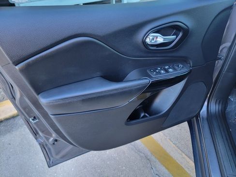 Used 2021 Jeep Cherokee Latitude Plus image 12