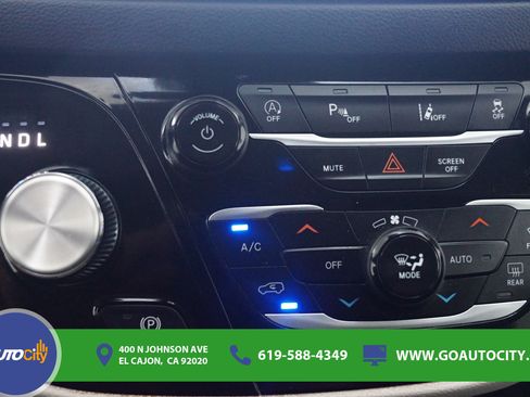 Used 2023 Chrysler Pacifica Touring-L FWD image 24