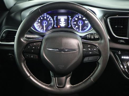 Used 2020 Chrysler Pacifica Touring w/ S Appearance Package image 16