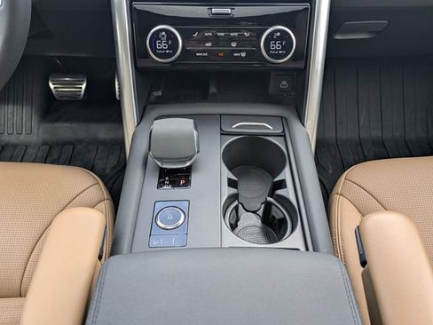 Used 2024 Land Rover Discovery Dynamic SE AWD/4WD image 20