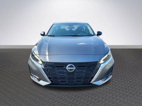 Used 2025 Nissan Altima 2.5 SV FWD image 2