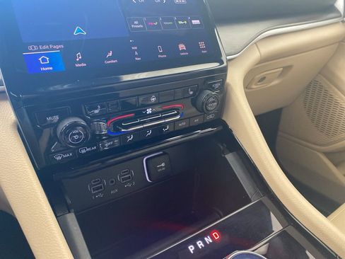 Used 2023 Jeep Grand Cherokee Limited w/ Black Appearance Package image 27