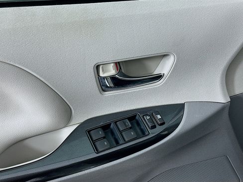 Used 2013 Toyota Sienna SE FWD image 15