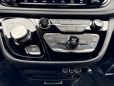 Used 2025 Chrysler Pacifica Select w/ Uconnect Theater Family Group image 23