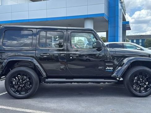 Used 2022 Jeep Wrangler Unlimited Sahara w/ Cold Weather Group AWD/4WD image 8