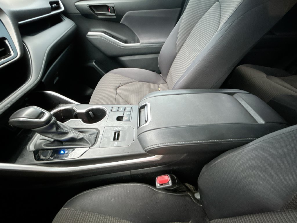 Used 2024 Toyota Highlander LE FWD image 27
