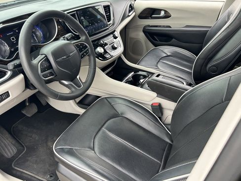 Used 2024 Chrysler Pacifica Limited FWD image 21
