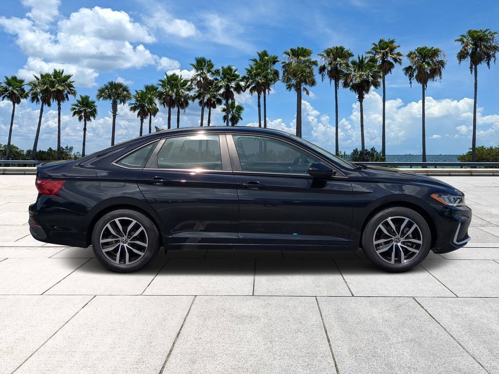 Used 2025 Volkswagen Jetta SE FWD image 3