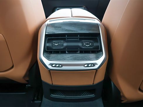 Used 2025 BMW 740i 740i w/ Premium Package image 25