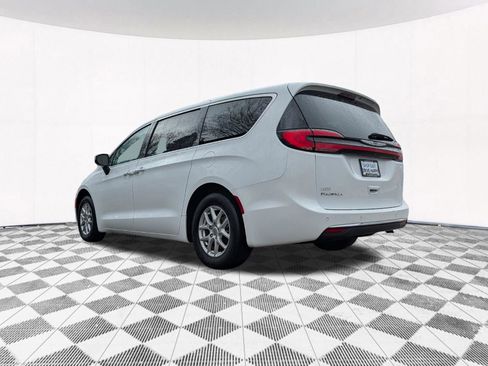 Used 2023 Chrysler Pacifica Touring-L FWD image 10