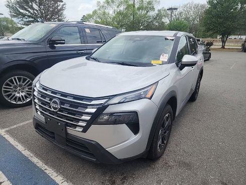 Used 2025 Nissan Rogue SV image 2