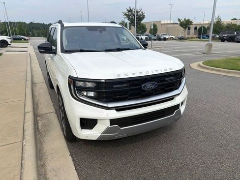 Used 2025 Ford Expedition Platinum w/ Platinum Ultimate Package AWD/4WD image 29