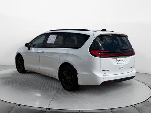 Used 2025 Chrysler Pacifica Limited FWD image 5