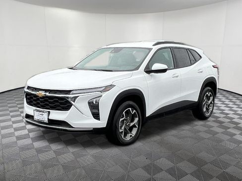 Used 2026 Chevrolet Trax LT w/ Driver Confidence Package FWD image 3