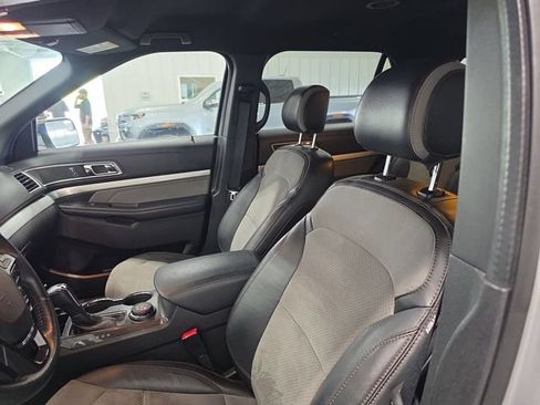 Used 2017 Ford Explorer XLT w/ Equipment Group 202A AWD/4WD image 16