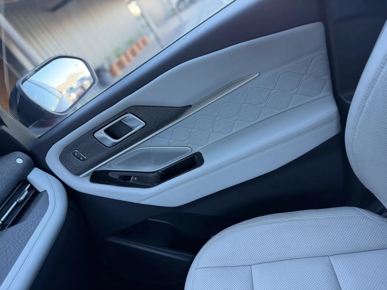 Used 2025 Ford Explorer Platinum w/ LUX Leather Package AWD/4WD image 11