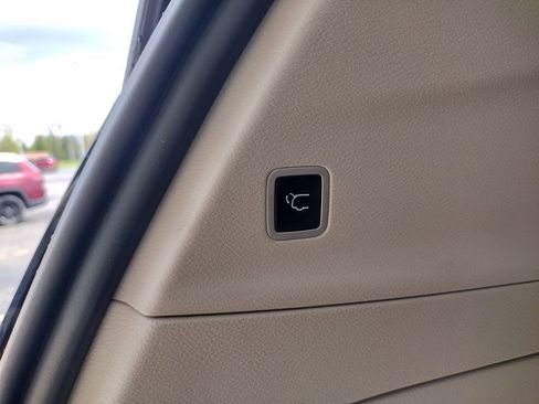 Used 2024 Chrysler Pacifica Limited FWD image 28
