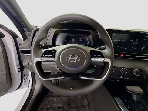 Used 2025 Hyundai Elantra SE FWD image 13