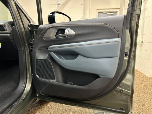 New 2027 Chrysler Pacifica Pinnacle w/ Theater Group AWD/4WD image 16