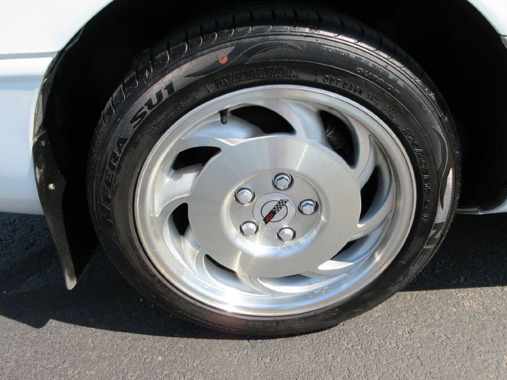 Used 1995 Chevrolet Corvette Coupe RWD image 9