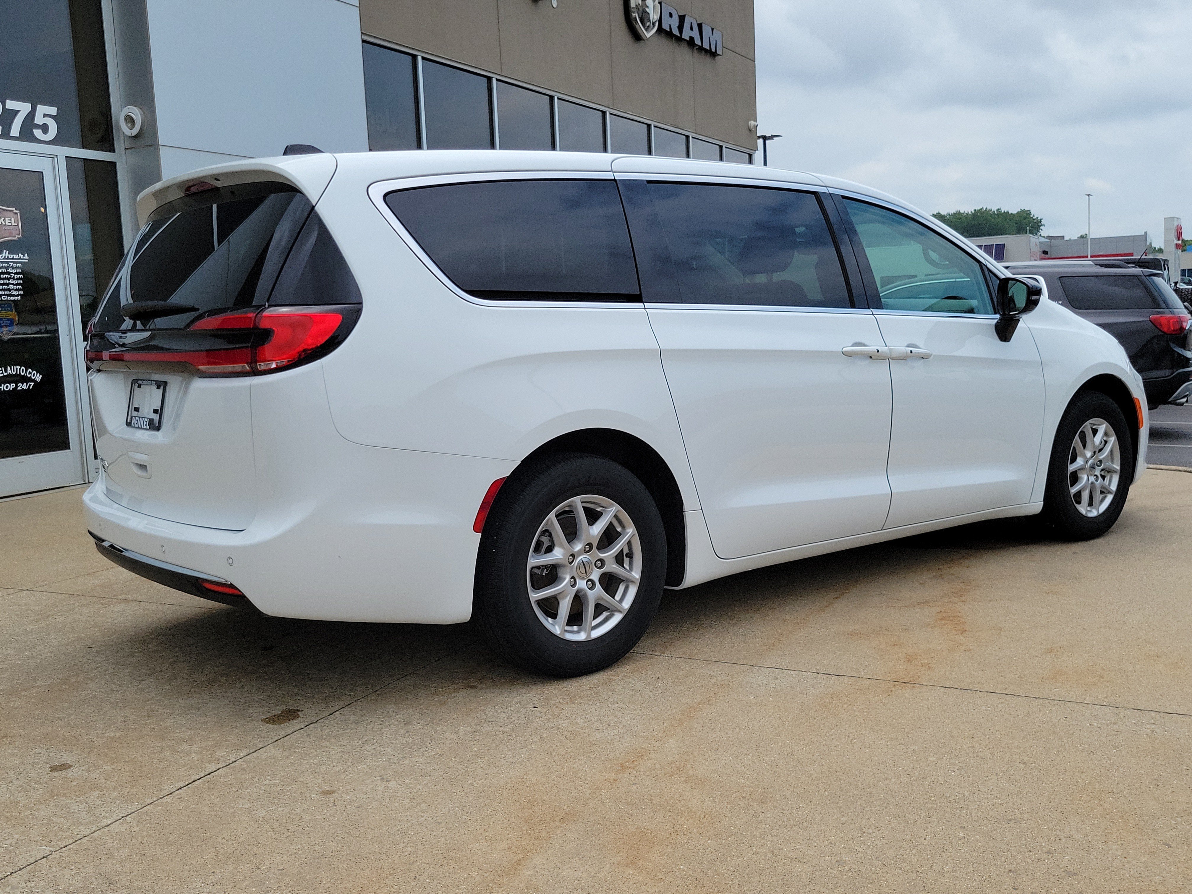Used 2024 Chrysler Pacifica Touring-L FWD image 4