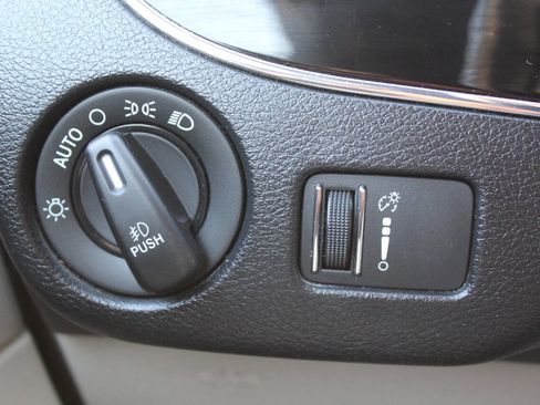 Used 2018 Dodge Grand Caravan SXT image 28