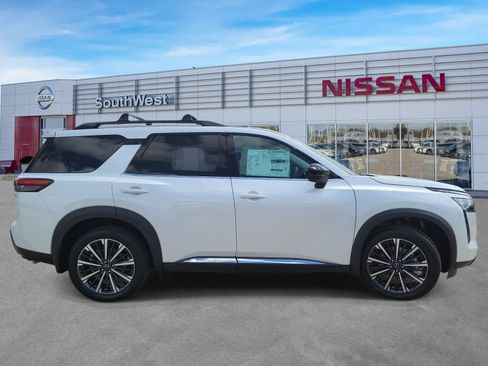 New 2026 Nissan Pathfinder Platinum FWD image 4
