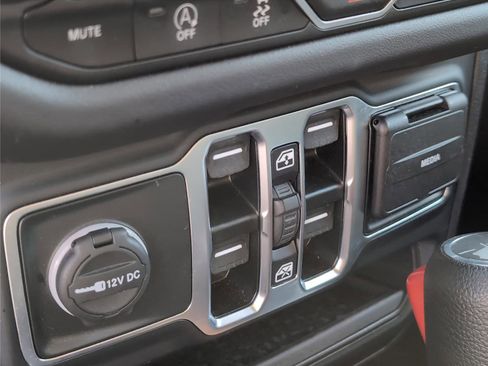 Used 2025 Jeep Wrangler Sahara AWD/4WD image 21