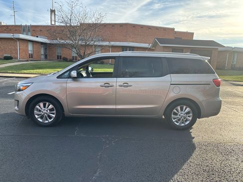 Used 2015 Kia Sedona LX image 4