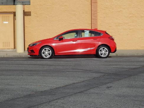 Used 2017 Chevrolet Cruze LT w/ Convenience Package image 2