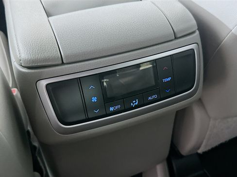 Used 2019 Toyota Highlander XLE FWD image 27