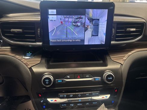 Used 2020 Ford Explorer Limited image 3