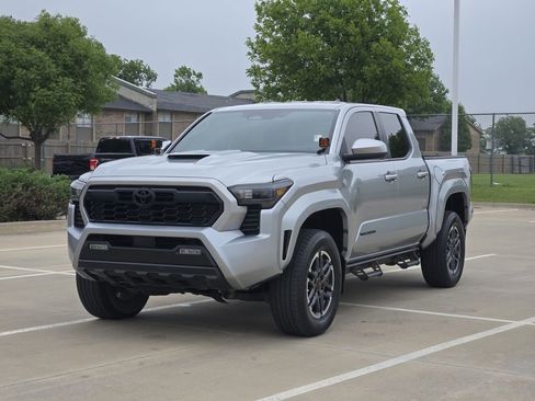 Used 2024 Toyota Tacoma TRD Sport AWD/4WD image 3