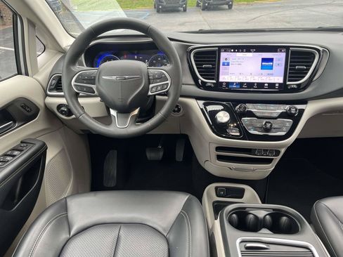 Used 2023 Chrysler Pacifica Touring-L FWD image 12