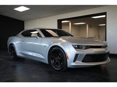 Used 2018 Chevrolet Camaro LT RWD image 1