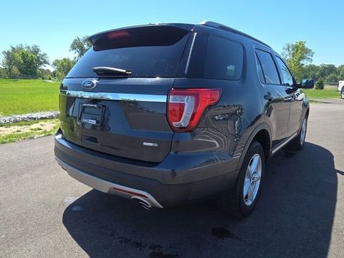 Used 2017 Ford Explorer XLT w/ Equipment Group 202A AWD/4WD image 8