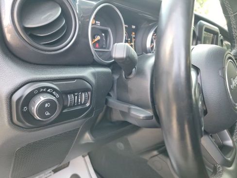 Used 2020 Jeep Gladiator Sport image 17