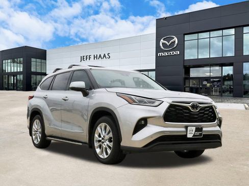 Used 2023 Toyota Highlander Limited FWD image 4
